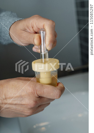 man collecting a urine sample 115085297
