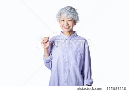 一位 60 多歲的女性正在豐富自己退休後的第二職業生涯，擔任高級導師。 115085318