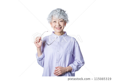 一位 60 多歲的女性正在豐富自己退休後的第二職業生涯，擔任高級導師。 115085319