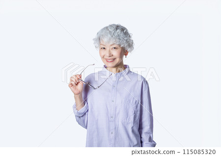 A woman in her 60s enriches her second career after retirement as a senior mentor 115085320