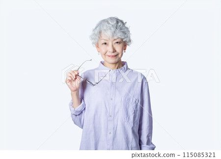 A woman in her 60s enriches her second career after retirement as a senior mentor 115085321