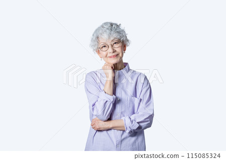 A woman in her 60s enriches her second career after retirement as a senior mentor 115085324