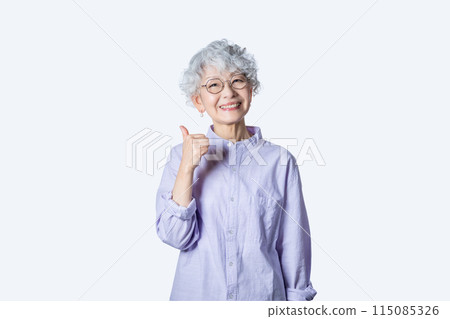 一位 60 多歲的女性正在豐富自己退休後的第二職業生涯,擔任高級導師。 一位 60 多歲的女性正在豐富自己退休後的第二職業生涯,擔任高級導師。 115085326