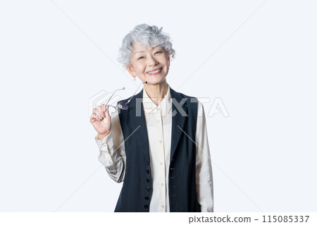 一位 60 多歲的女性正在豐富自己退休後的第二職業生涯，擔任高級導師。 115085337