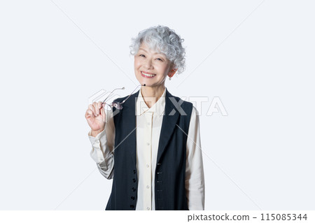 一位 60 多歲的女性正在豐富自己退休後的第二職業生涯，擔任高級導師。 115085344