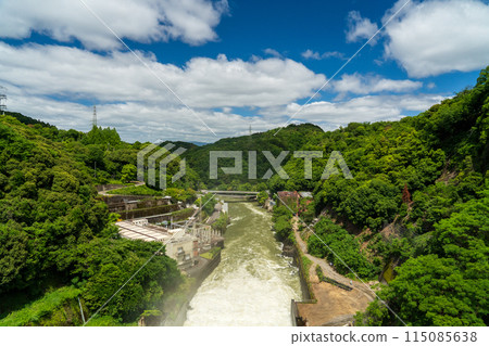 大壩洩洪所產生的泥漿流 115085638