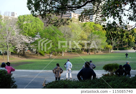春天每天做廣播運動還是很涼爽的。 春天每天做廣播運動還是很涼爽的。 115085740