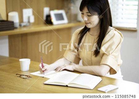 在家學習的中年婦女 115085748