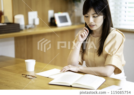 Middle-aged woman studying at home 115085754