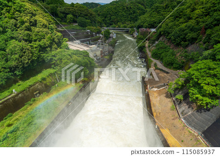 A discharge dam that discharges effluent from the dam 115085937