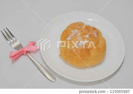 A simple and beautiful photo of cream puffs 115085987