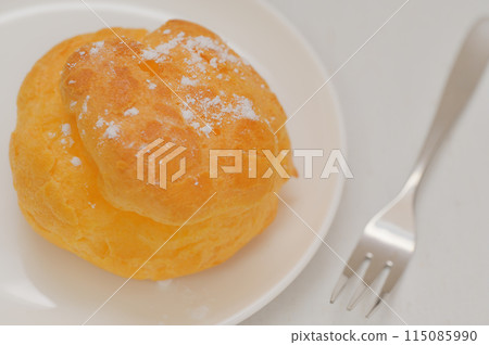 A simple and beautiful photo of cream puffs 115085990