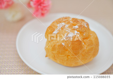 The perfect cream puff for tea time 115086035