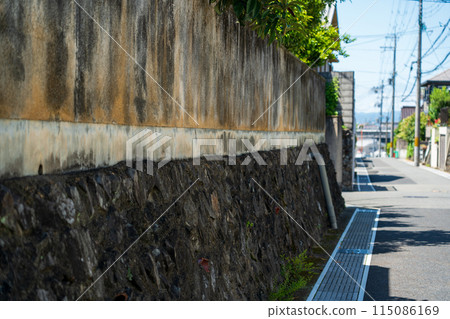 Old masonry retaining wall 115086169