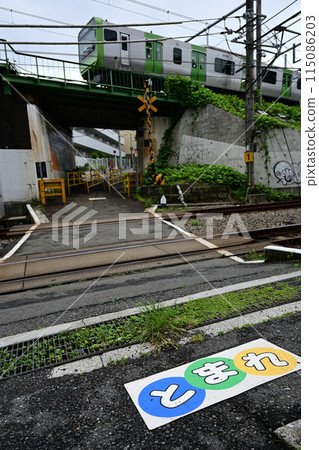 山手線穿過小型鐵路道口和立體交叉。 115086203