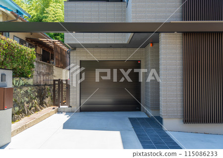 House with inner garage 115086233