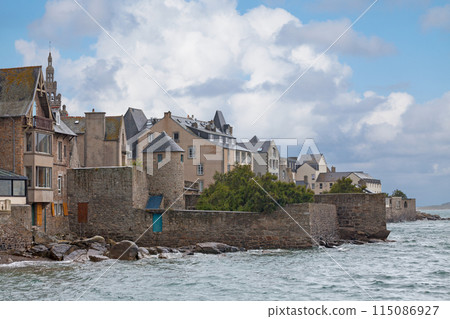 Roscoff alongside the sea 115086927