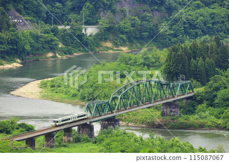 Kiha 110 跨越阿賀野川深戶大橋 115087067