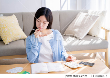把家庭帳簿放的一個少婦 115088004