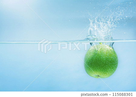 Green ripe apple falling on water surface, concept of refreshment and relaxation in health care Green ripe apple falling on water surface, concept of refreshment and relaxation in health care 115088301