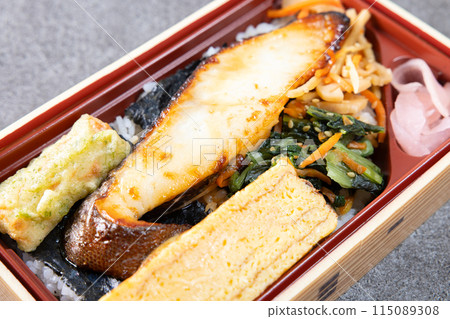 Delicious grilled silver cod lunch box 115089308
