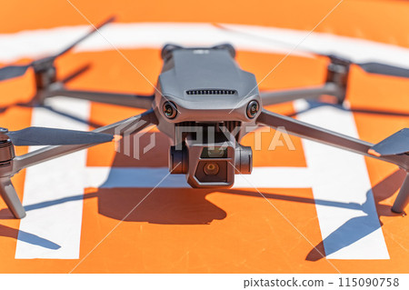 Drone and landing pad Drone and landing pad 115090758