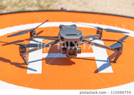 Drone and landing pad Drone and landing pad 115090759