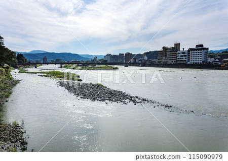 從水橋看到的球磨河和人吉城市景觀 從水橋看到的球磨河和人吉城市景觀 115090979