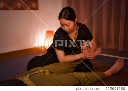 Japanese female therapist giving Thai massage 1 115091368