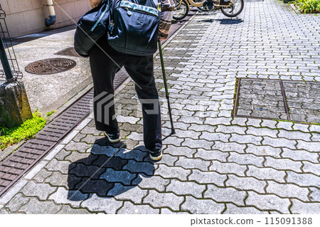 日本橫濱市容 不平坦的道路、台階、自行車等對於行動不便的老年人來說是危險的地方...=橫濱市 115091388