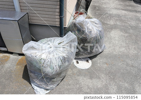 花園除草：雜草和袋子 115095854
