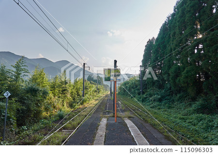 從月台看到的地方線鐵軌 115096303