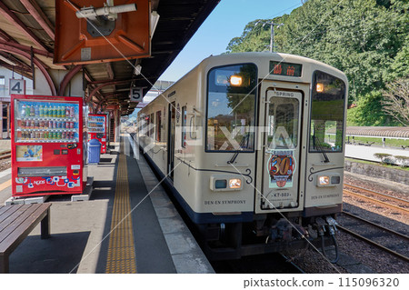 Kumakawa Railway, stopped at Hitoyoshi Station 115096320