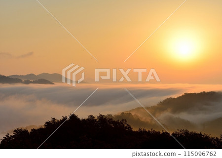 Ryogoku Oroshi (sea of clouds) in Misato Town from Tanohara Observatory Ryogoku Oroshi (sea of clouds) in Misato Town from Tanohara Observatory 115096762