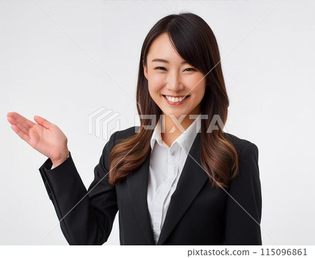 一位微笑的年輕上班族女性提供指導 115096861