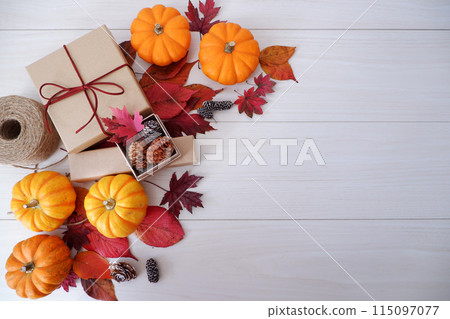 Halloween pumpkin and dead leaves, autumn leaves and gift boxes 115097077
