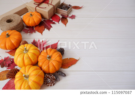 Halloween pumpkin and dead leaves, autumn leaves and gift boxes 115097087