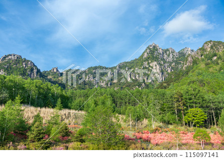 從山梨縣水垣山自然公園眺望春天的水垣山 從山梨縣水垣山自然公園眺望春天的水垣山 115097141