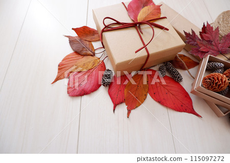 工藝盒上的紅色落葉,秋季禮品圖像背景 工藝盒上的紅色落葉,秋季禮品圖像背景 115097272
