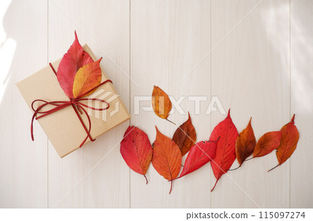 工藝盒上的紅色落葉,秋季禮品圖像背景 工藝盒上的紅色落葉,秋季禮品圖像背景 115097274
