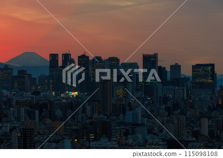 東京城市景觀文京文娛中心新宿摩天大樓和黃昏的富士山 東京城市景觀文京文娛中心新宿摩天大樓和黃昏的富士山 115098108