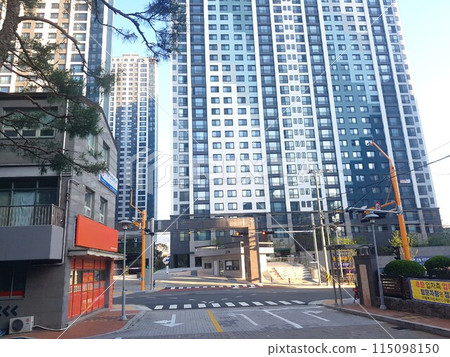 An image explaining the sturdiness of Korean apartments, their high-rise design, and the key points of life. 115098150