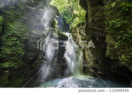 陽光透過鮮綠的水坎沼澤照射出來的夕夜瀑布 陽光透過鮮綠的水坎沼澤照射出來的夕夜瀑布 115098446