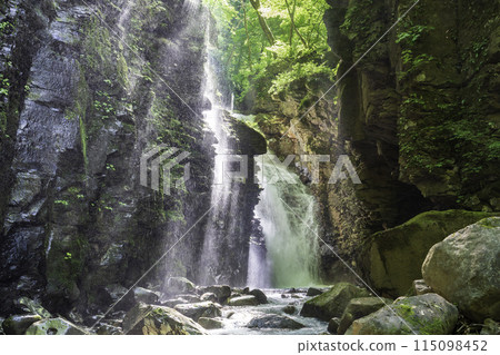 陽光透過鮮綠的水坎沼澤照射出來的夕夜瀑布 陽光透過鮮綠的水坎沼澤照射出來的夕夜瀑布 115098452