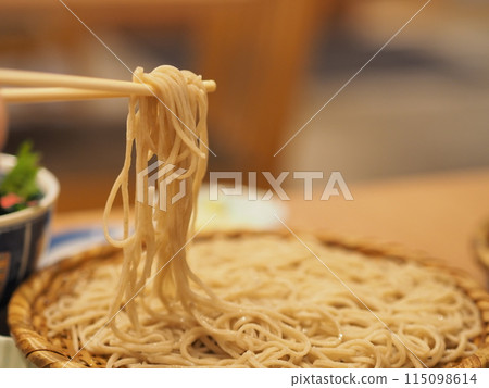 用筷子夾起蕎麥麵(左手) 用筷子夾起蕎麥麵(左手) 115098614