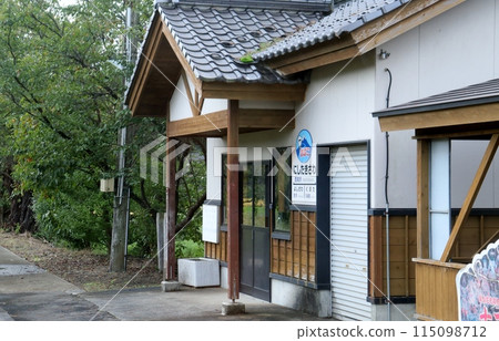 The Yuri Kogen Railway train runs through the countryside where rice harvesting has begun. 115098712
