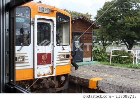The Yuri Kogen Railway train runs through the countryside where rice harvesting has begun. 115098715