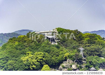 廣島縣尾道市 PEAK、向島、千光寺索道山頂站和千光寺山頂觀景台的尾道城市景觀 115098839