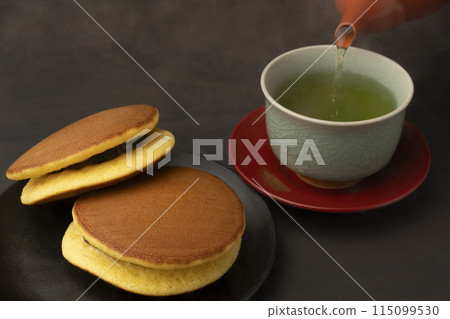 Dorayaki, pouring tea 115099530
