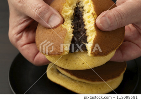 Dorayaki cut in half, cross section 115099581